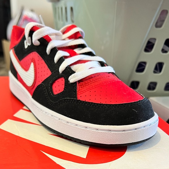 Nike - Picture 2 of 3